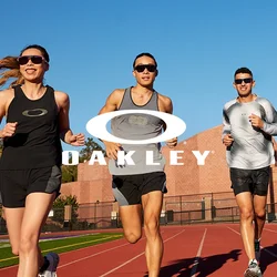 Quattro corridori in abbigliamento sportivo su una pista. Due indossano top neri e grigi, uno ha una maglietta a maniche lunghe argentata e l'altro indossa leggings blu navy e un top corto.
