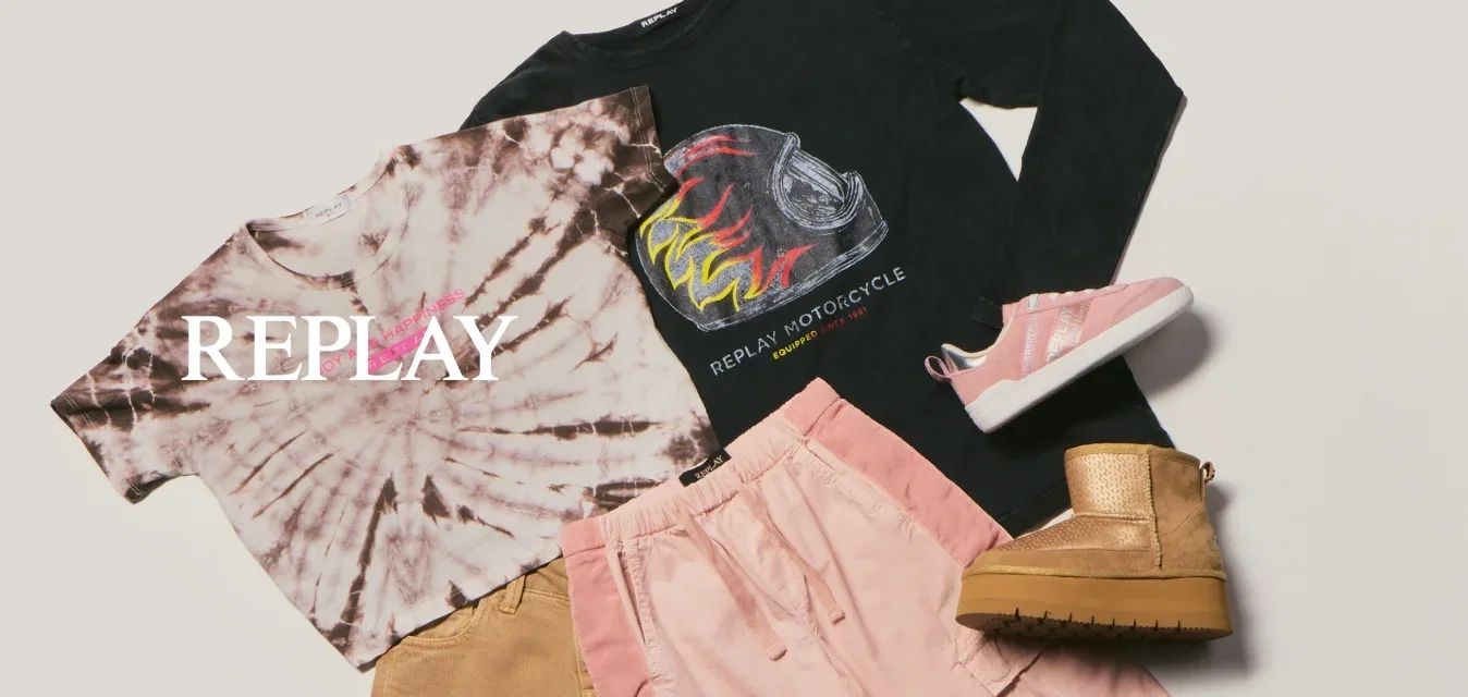 Deux pantalons, un beige et un rose à volants, assortis à un t-shirt rose tie-dye et un sweat-shirt noir avec un motif graphique, portés avec des bottes marron.