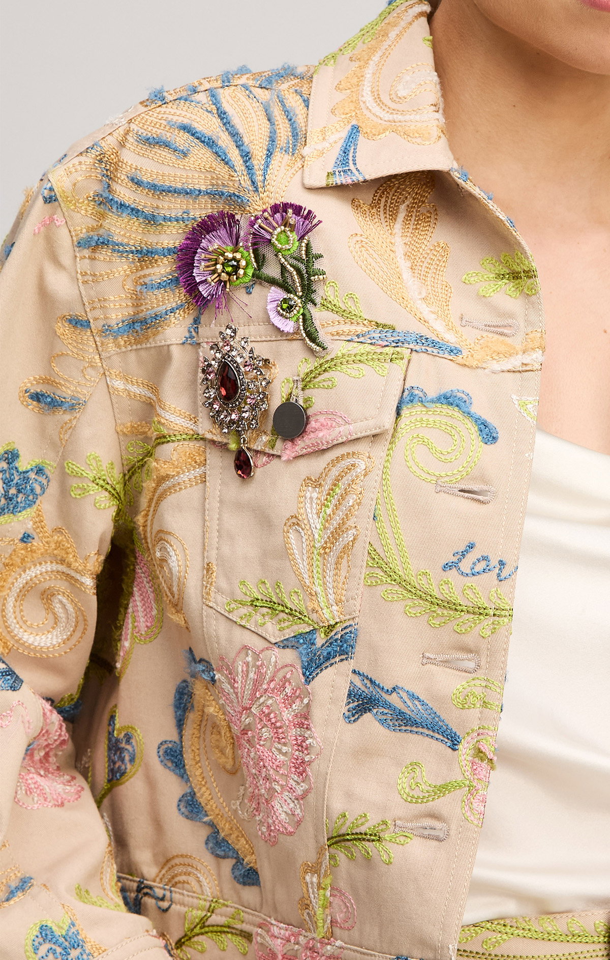 https://cinqasept.nyc/collections/embellished-suiting-sets/products/addie-jacket-in-khaki-multi-zj101912443z