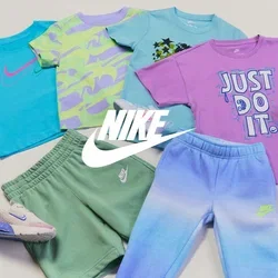 Tres conjuntos deportivos coloridos con zapatillas a juego, que incluyen una camiseta azul, pantalones cortos verdes, una camiseta morada con la inscripción 