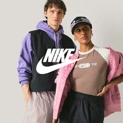 Dos modelos posando frente a un fondo liso; uno lleva una sudadera con capucha y chaleco morados, y el otro una chaqueta rosa y gorra negra, ambos con ropa deportiva casual.