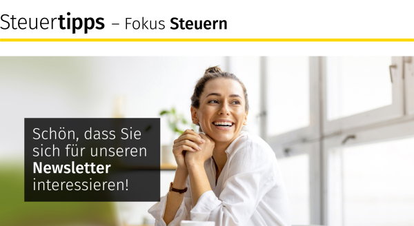 Eine Person sitzt an einem Tisch. Im Hintergrund sind große Fenster sichtbar und eine Pflanze. Oben im Bild steht der Schriftzug „Steuertipps – Fokus Steuern“ mit einem gelben Streifen darunter. Auf der linken Seite befindet sich ein schwarzes Rechteck mit dem Text „Schön, dass Sie sich für unseren Newsletter interessieren!“.