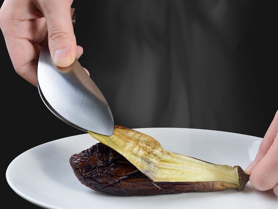 AUX Toriwake tongs peeling an eggplant
