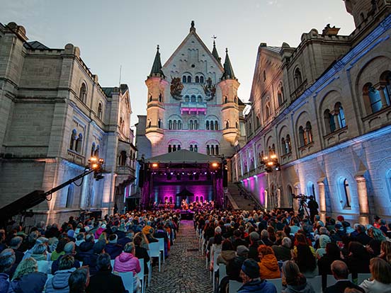 Das Schloss Neuschwanstein ist von innen abgebildet.