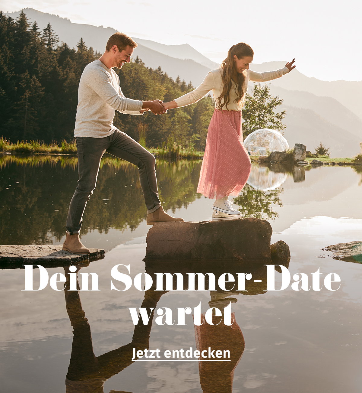 Ein Paar läuft über Steinen auf dem Wasser.