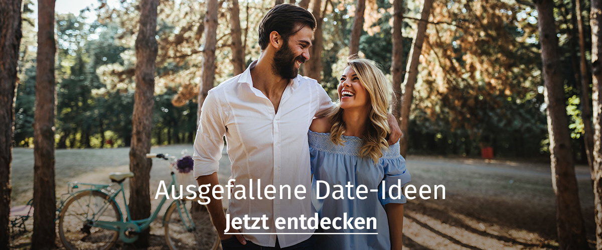 Ein Paar grinst sich nett an. 