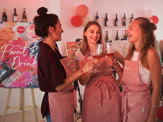 Freunde stoßen mit Wein an. 