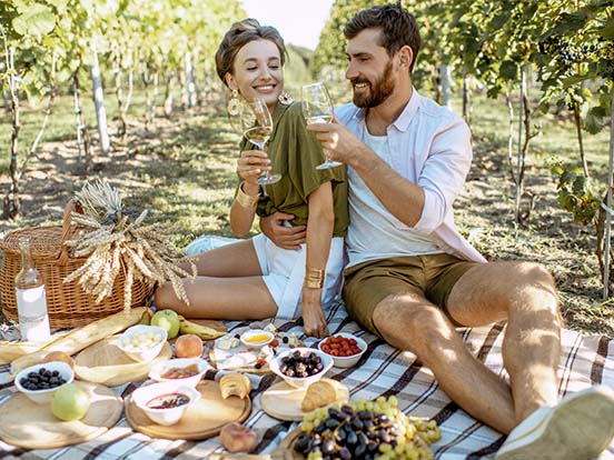 Ein Paar sitzt auf einer Picknickdecke.