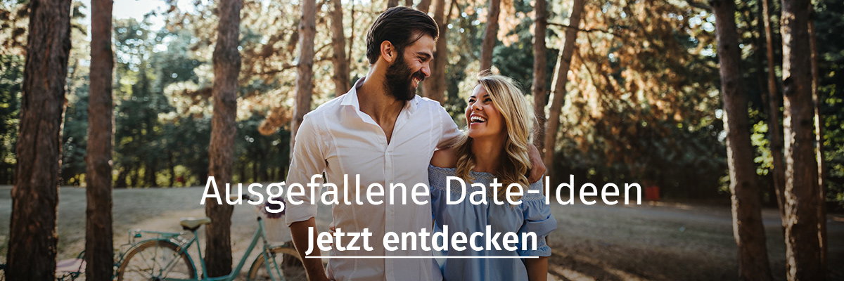 Ein Paar grinst sich nett an. 