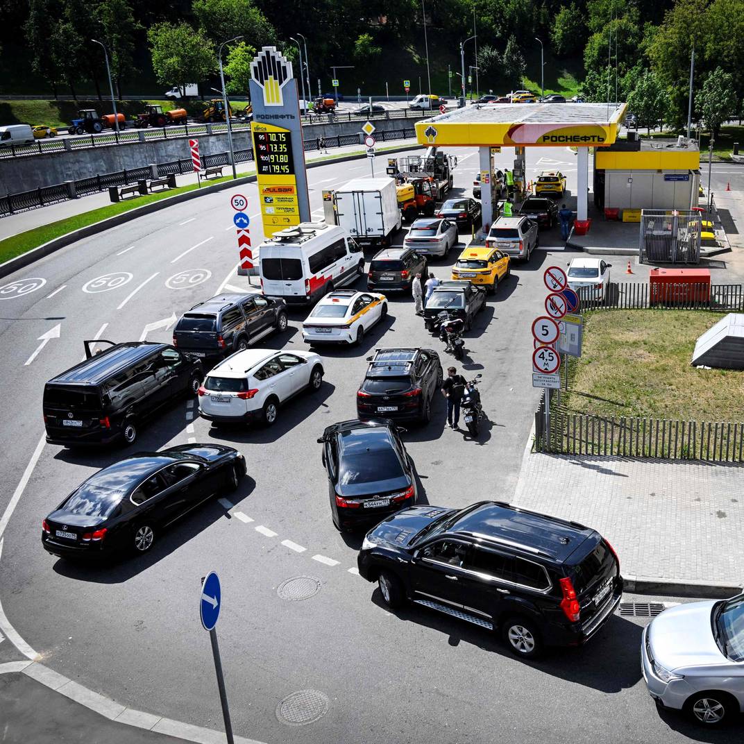 Russen ruziën bij de pomp: nu de benzine opraakt, voelen ze de oorlog pas echt