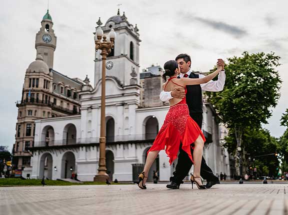 Tanzendes Tango-Paar vor einem Gebäude in Buenos Aires.