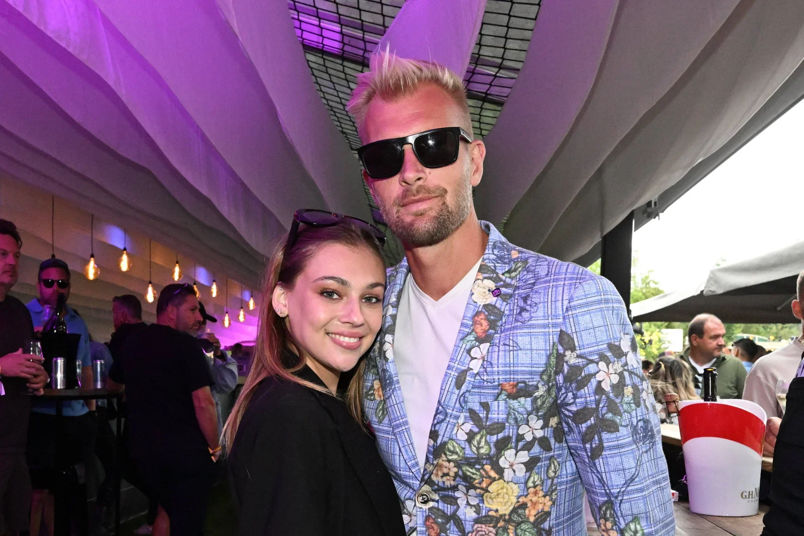 Ruben Van Gucht en Valentine Besard brengen blitzbezoek aan Tomorrowland: “Ik moet op tijd naar de VRT voor de WK-match”