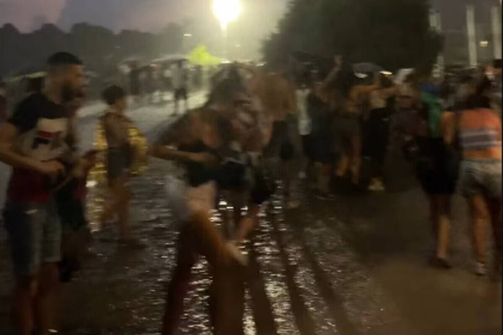 Concert Bad Bunny in Milaan geëvacueerd om noodweer, meerdere gewonden door hagel