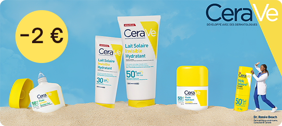 Fond bleu ciel avec une bande de sable au premier plan. Plusieurs produits solaires CeraVe sont présentés, dont « Lait Solaire Invisible Hydratant » SPF 30 et SPF 50+, un fluide SPF 50+, et un stick solaire SPF 50+. En haut à droite figurent le logo CeraVe et la mention « DÉVELOPPÉ AVEC DES DERMATOLOGUES ». À droite, une femme en blouse blanche tient un grand produit CeraVe. En bas apparaît l’identification « Dr. Renée Beach, Dermatologue américaine, consultante CeraVe »