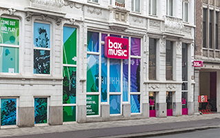 BEZOEK ONZE WINKEL