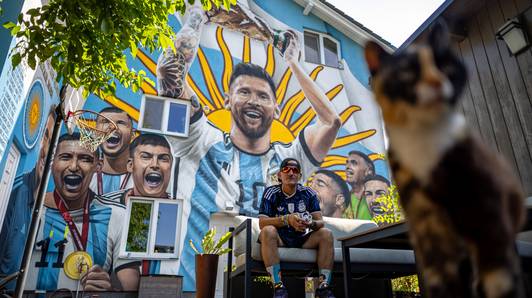 IN BEELD. In dit Tsjechische dorpje staat een stukje Argentinië: voetbalfanaat transformeert zijn huis tot Messi-villa