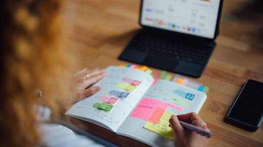 Komt jouw baan in het gedrang? Administratieve jobs verdwijnen niet door AI, maar ze veranderen wel ingrijpend