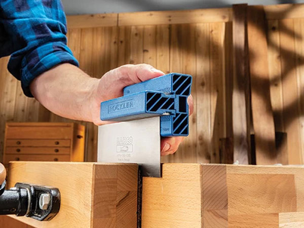 Working with a cabinet scraper and vise