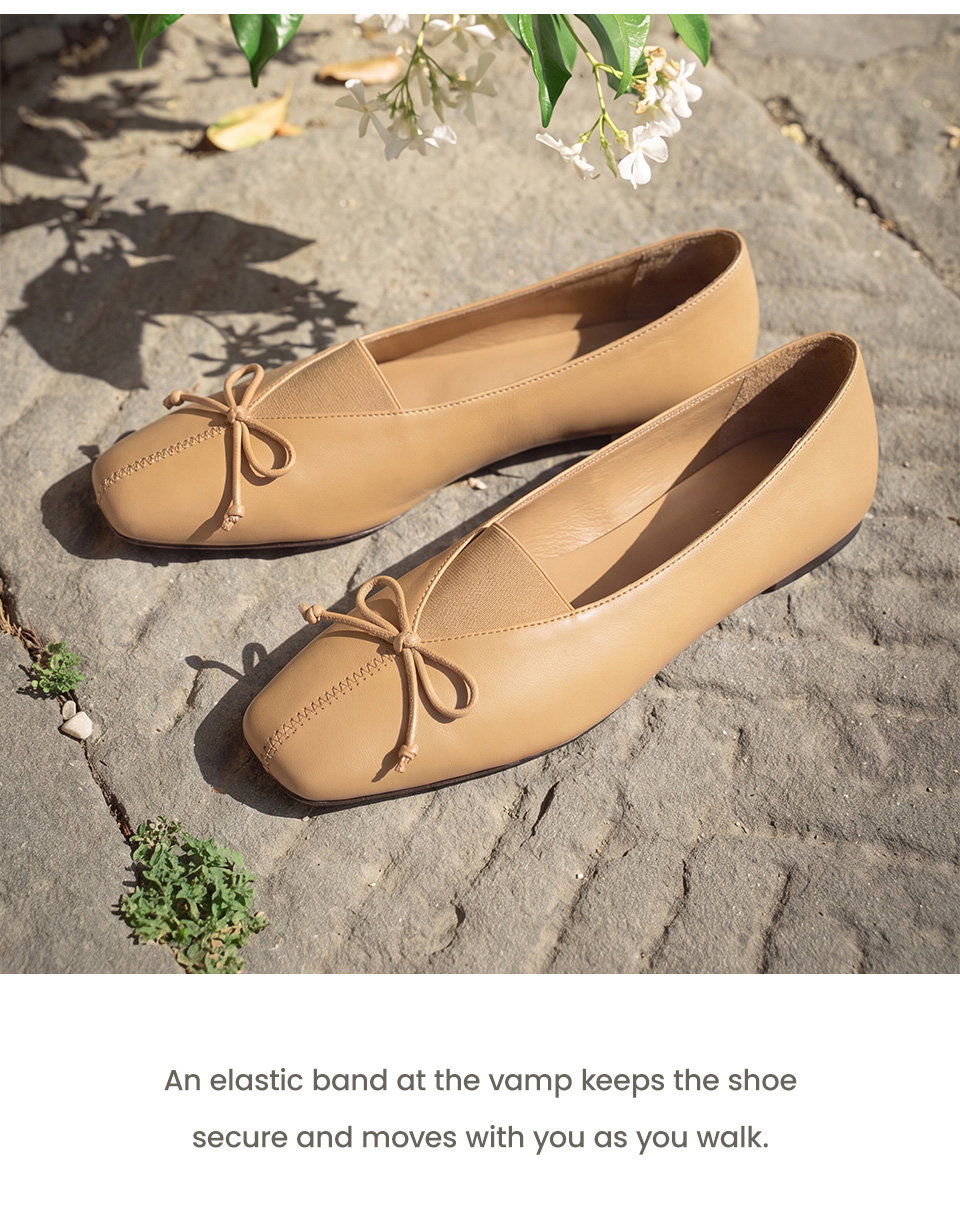 An elastic band at the vamp keeps the shoe secure and moves with you as you walk. 