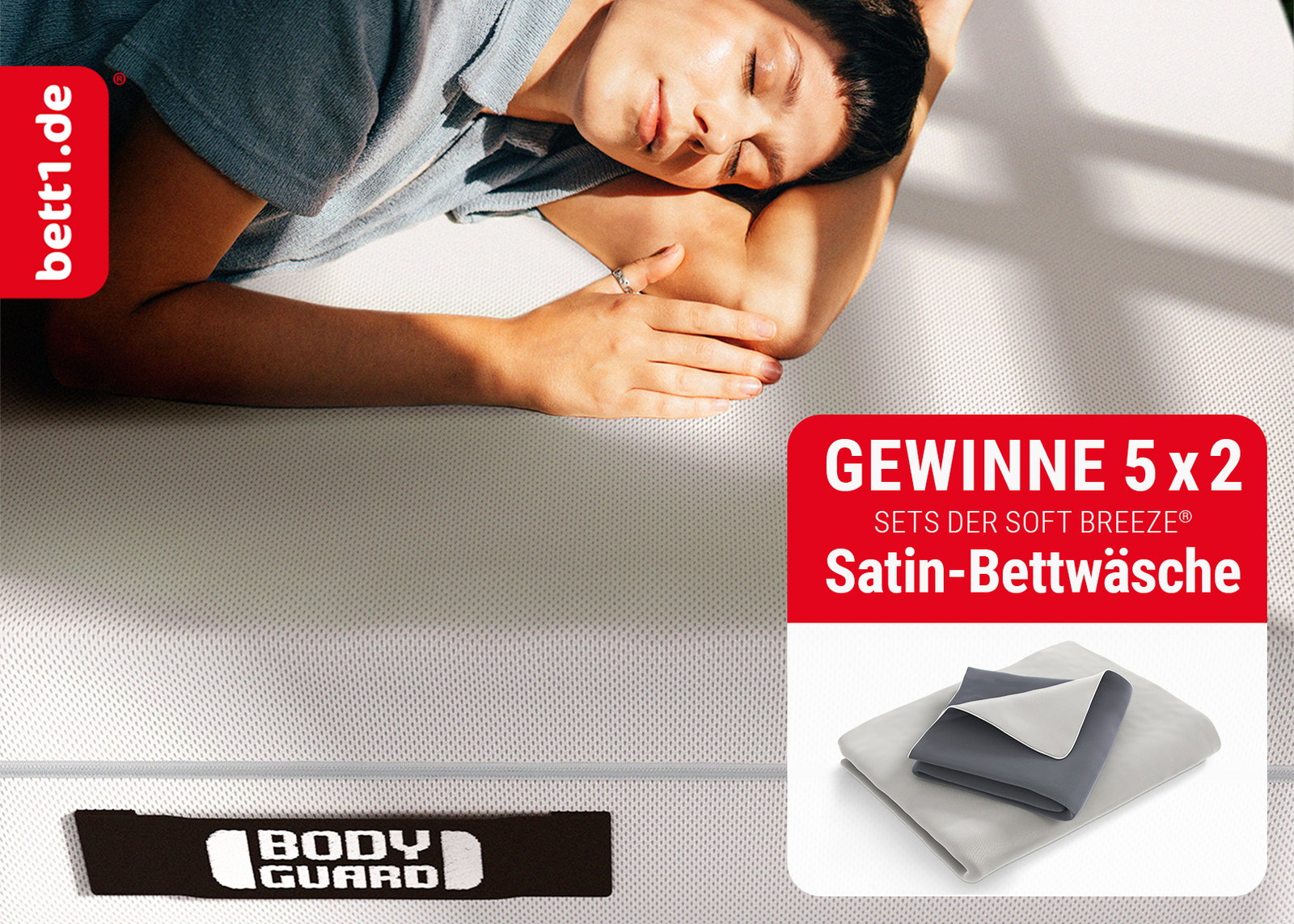 Foto: Eine Person liegt auf einer BODYGUARD Matratze. Sonnenstrahlen scheinen ihr ins Gesicht. Links oben: Logo bett1.de. Rechts unten: Ein Textfeld und die zusammengefaltete SOFT BREEZE Satin-Bettwäsche. Text: Gewinne 5 x 2 Sets der SOFT BREEZE Satin-Bettwäsche