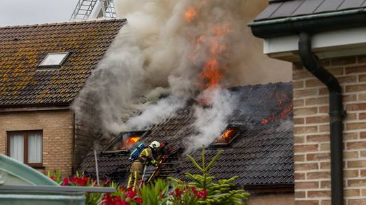 Zeker drie woningen onbewoonbaar bij zware brand in Ruiselede: hond bijt brandweerman die hem wil redden