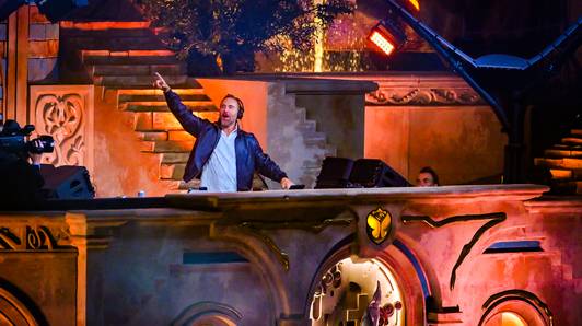 KIJK. David Guetta sluit mainstage van Tomorrowland af: “Ik ben zo blij om terug te zijn”