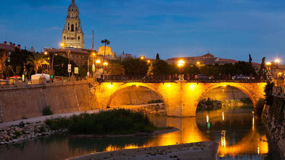 Romanticismo en Junior Suite con bañera de hidromasaje y minibar gratuito en Murcia