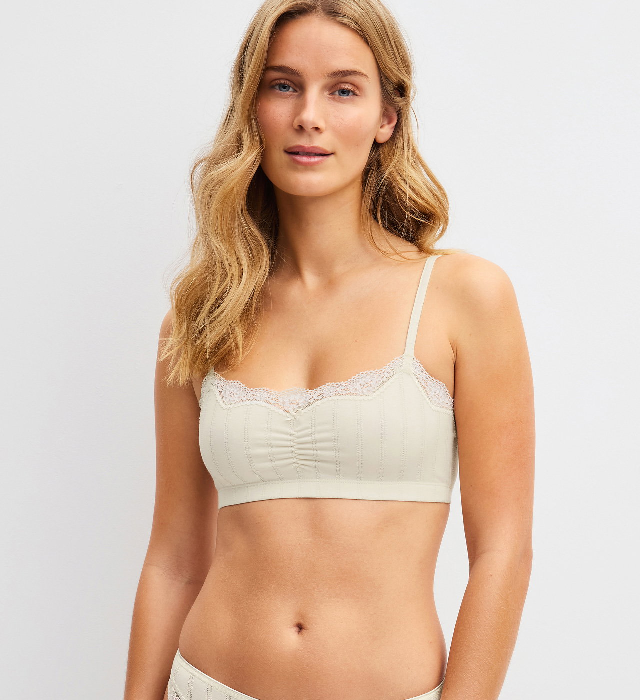 Bustier with lace at the neckline in the color “Charm Cream” from the ÉTUDE TOUJOURS collection by CALIDA.