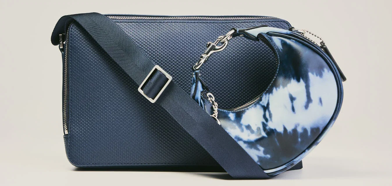 Borsa a tracolla rettangolare nera texturizzata con tracolla regolabile e piccola pochette a mezzaluna marmorizzata blu e bianca con catena argento.