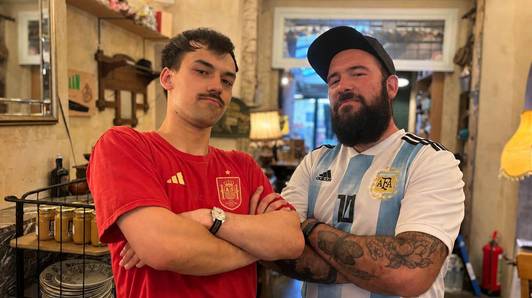 “Ik wilde samen op groot scherm kijken, maar hij durft niet”: Ricardo (25) en Erik (35) uit Kortrijk zijn vanavond even ‘caféburen’ én rivalen
