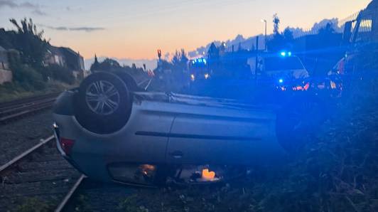 Wagen belandt op zijn dak op spoorweg in Gent, inzittenden zetten het op een lopen