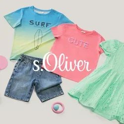 Drie kinderoutfits, waaronder een blauw-gele surf-T-shirt met korte broek, een roze 
