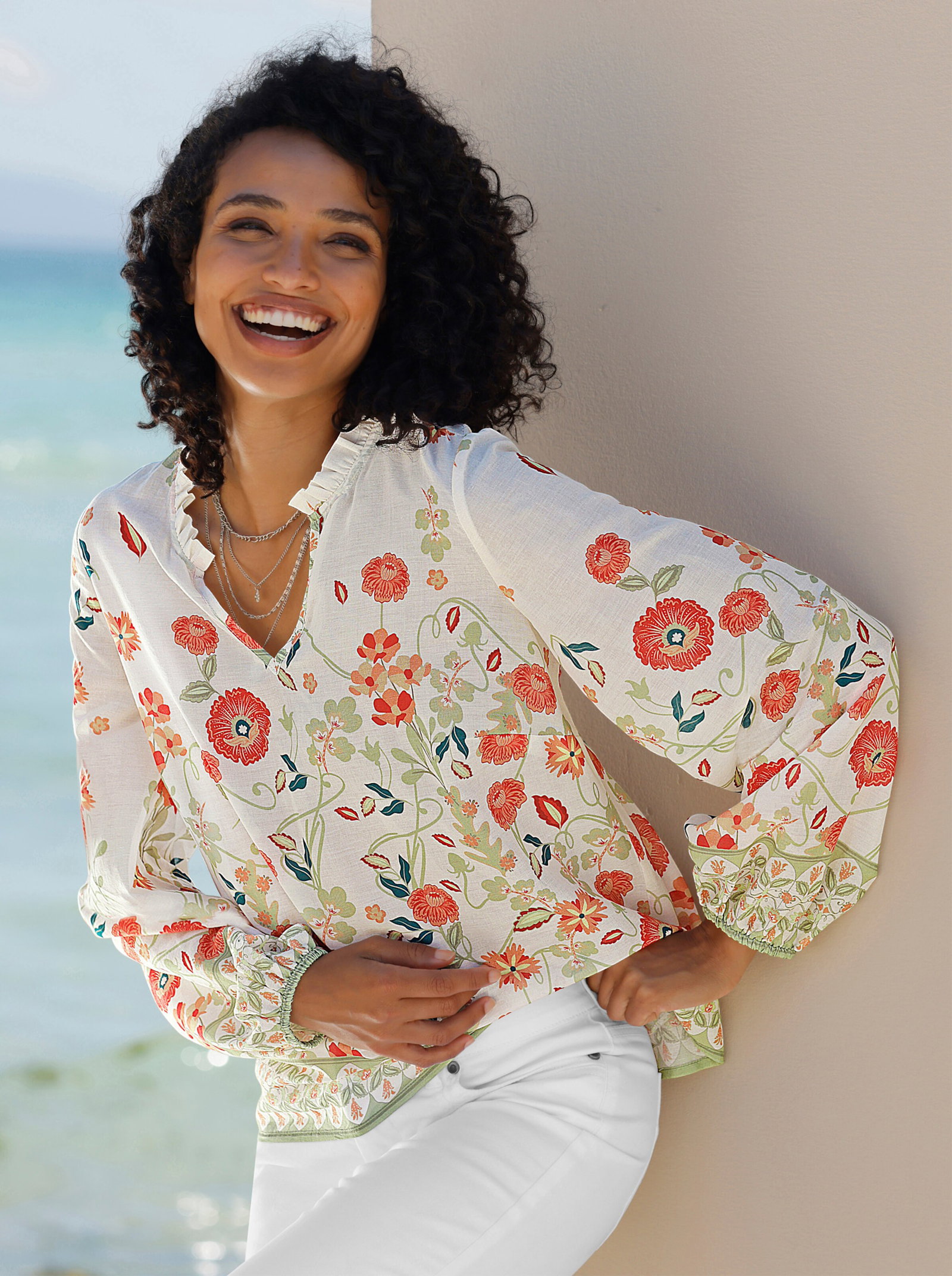 Model trägt eine Bluse
