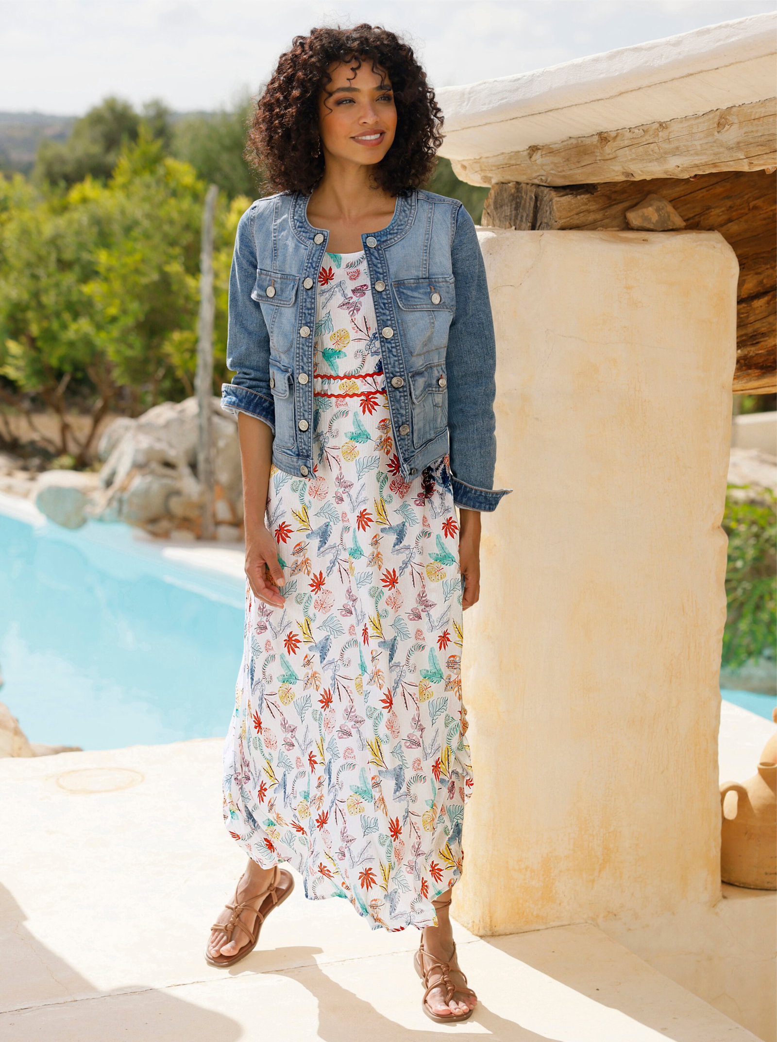Model trägt ein Kleid