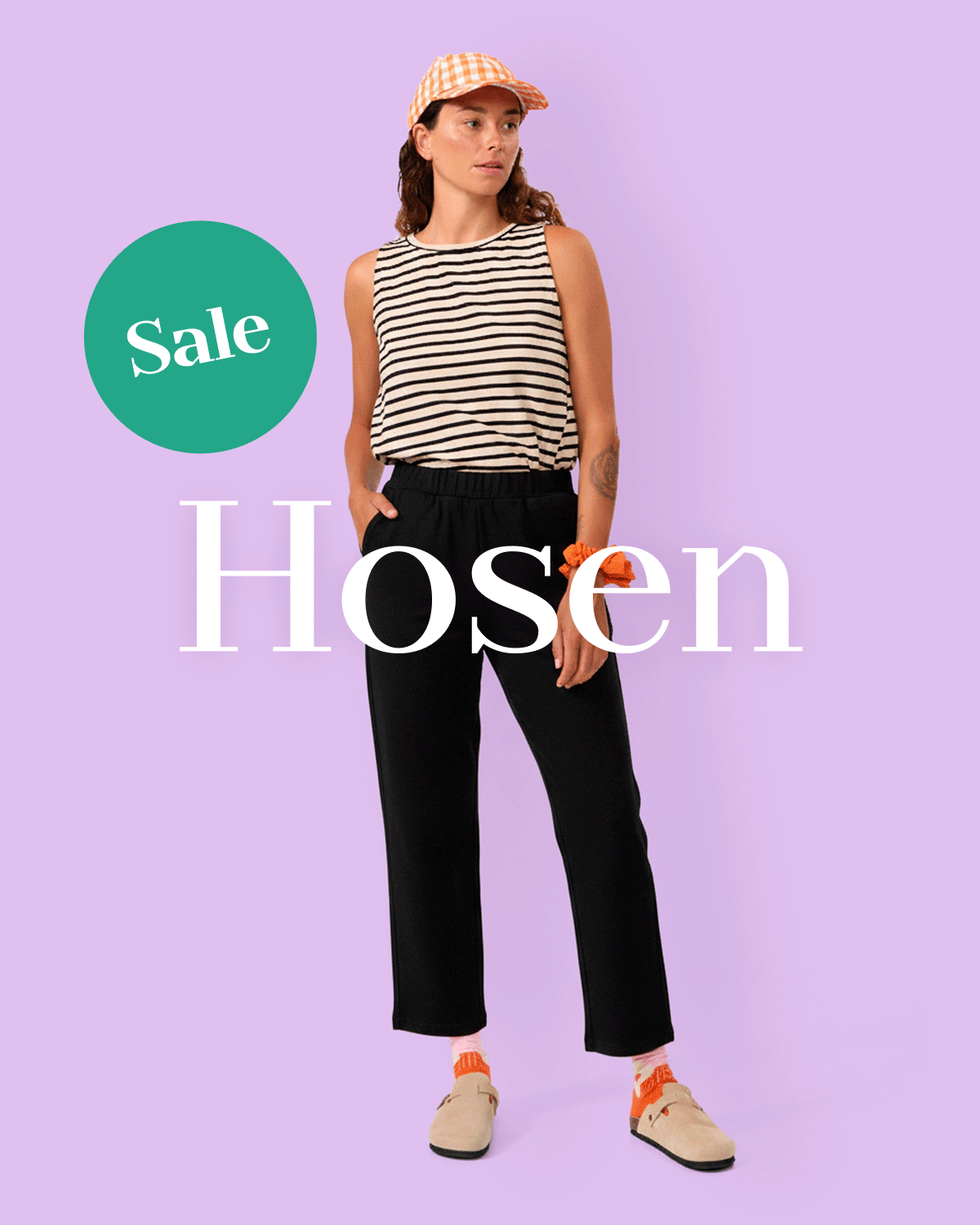 Thema Hosen im Sale: Wechselnde Ansicht von weiblich gelesenem Model in gestreiftem Top und schwarzer Hose und männlich gelesenem Model in beigefarbener Shorts.