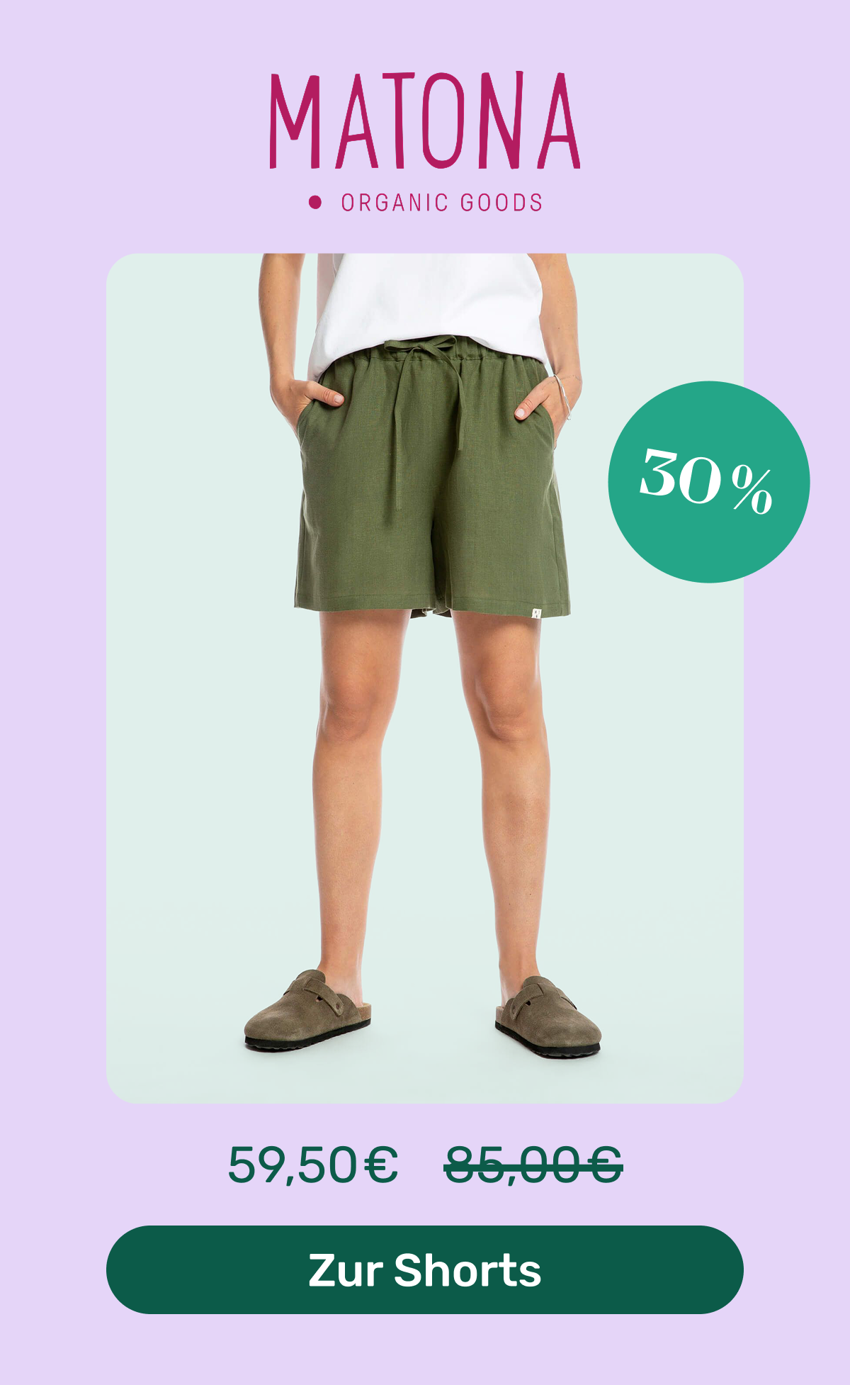 Das weiblich gelesene Model trägt eine grüne Shorts, die 30% reduziert ist. Button: Zur Shorts.