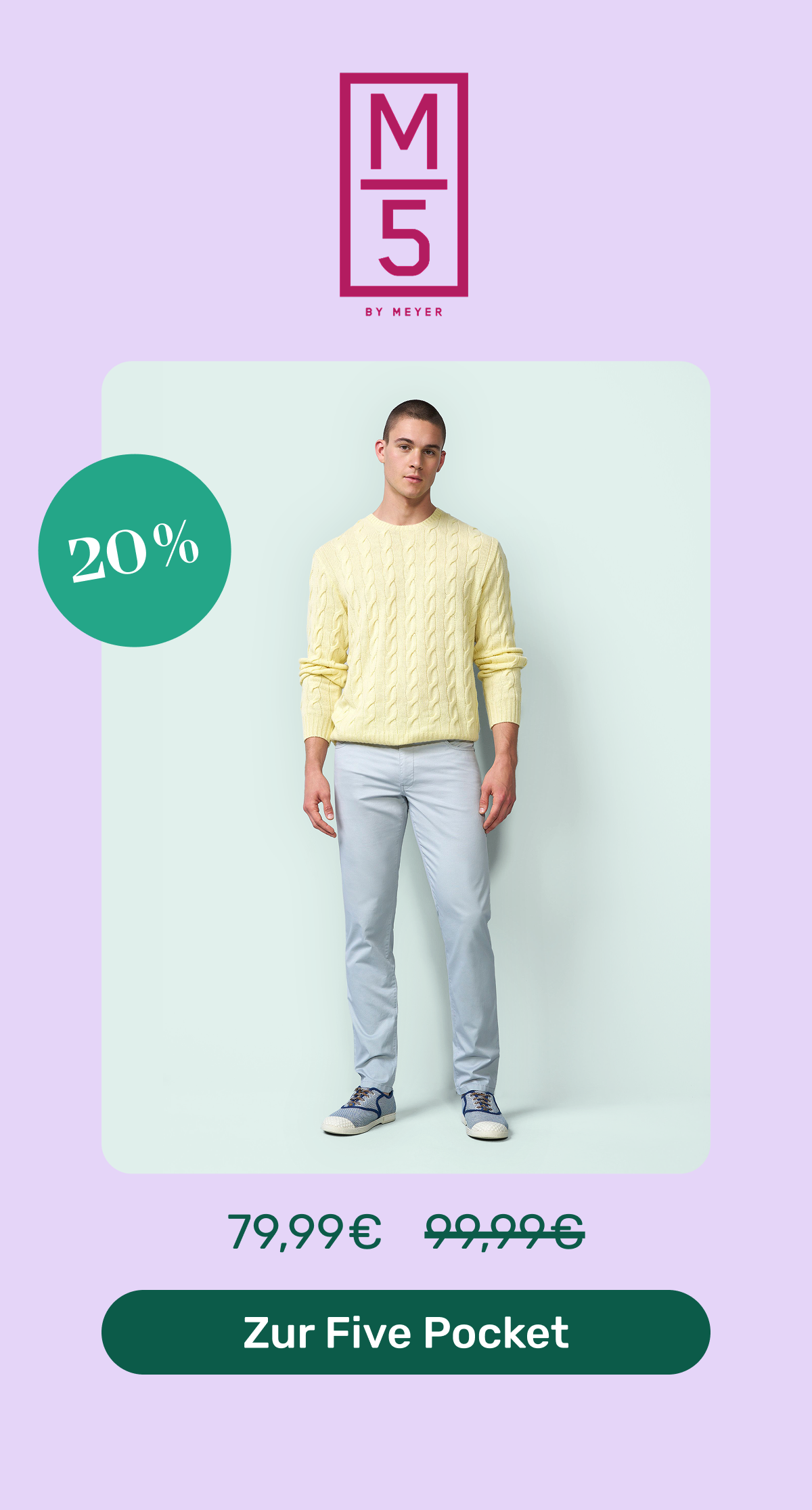 Männlich gelesenes Model trägt eine hellgraue Hose, die 20% reduziert ist. Button: Zur Five Pocket.