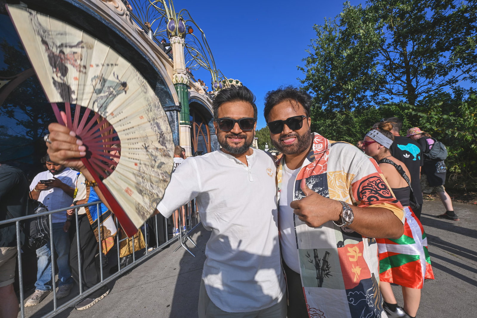 Indiase vrienden betalen elk 5.000 euro voor viptoegang op Tomorrowland: “Maar de echte vibe zit beneden, tussen het gewone publiek”