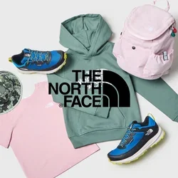 Sudadera verde de North Face, camiseta rosa de North Face, gorra de camuflaje, mochila rosa y zapatillas azules organizadas sobre un fondo blanco.