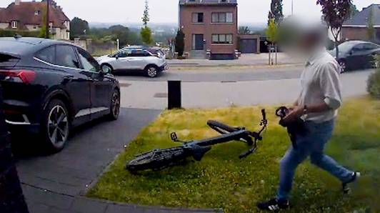Beelden tonen hoe man gloednieuwe elektrische fiets steelt uit garage in Beersel: “Terwijl wij lagen te slapen”