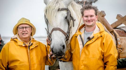 Chef-kok Ian (36) van De Peerdevisscher vist nu zelf garnalen te paard: “Na een hectische dag in de horeca maakt het mijn hoofd leeg”