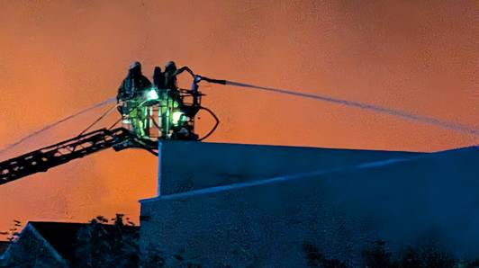 Zware brand in bedrijfshal in Ekeren: “Veertien bewoners geëvacueerd”