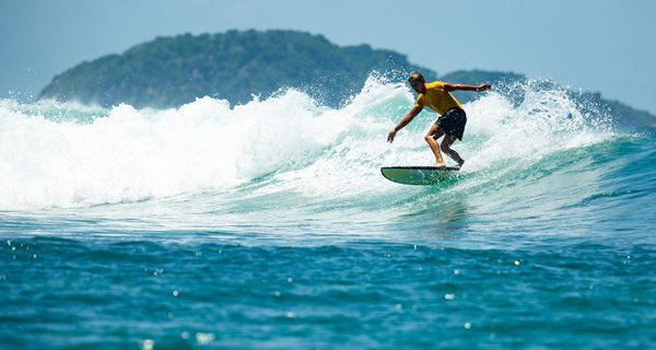 Clase iniciación al surf de 2 horas con práctica en el agua para 1 o 2
