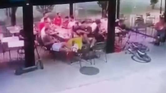 Tien gemaskerde aanvallers bestormen terras en slaan klanten tijdens WK-finale in Spanje