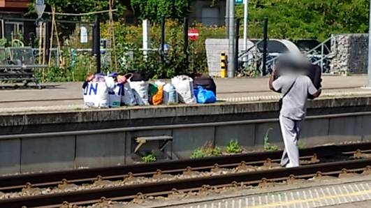 Beelden tonen hoe spoorloper met valies van perron naar perron wandelt in station van Jette: “Pure waanzin”