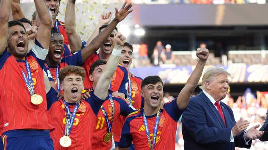 Donald Trump blijft (opnieuw) doodleuk tussen Spaanse spelers staan wanneer die wereldbeker de lucht insteken