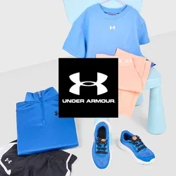 Des vêtements de sport bleu et pêche posés sur une petite chaise bleue, comprenant un short noir, une chemise bleue et des baskets bleues, sur une surface blanche.