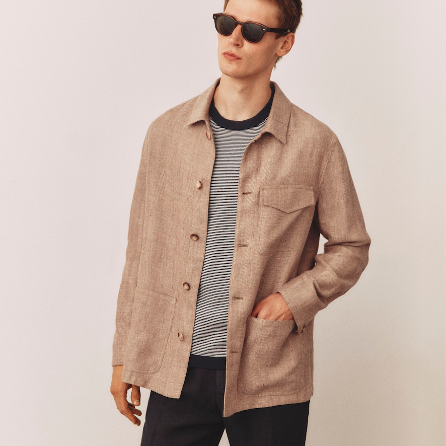 uomo con overshirt beige e maglia a righe blu 