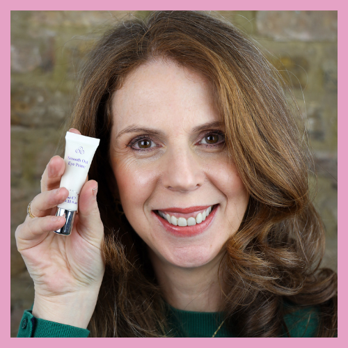 Perfect to prevent your eyeshadow from migrating into fine lines