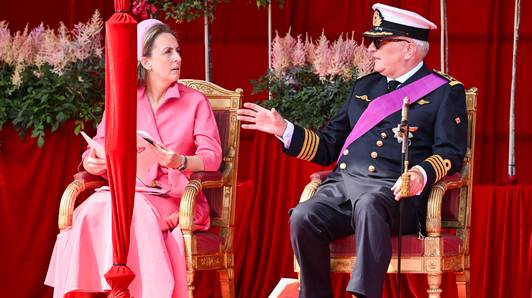 Militair defilé is afgelopen: prins Laurent stopt snel zijn gsm weg